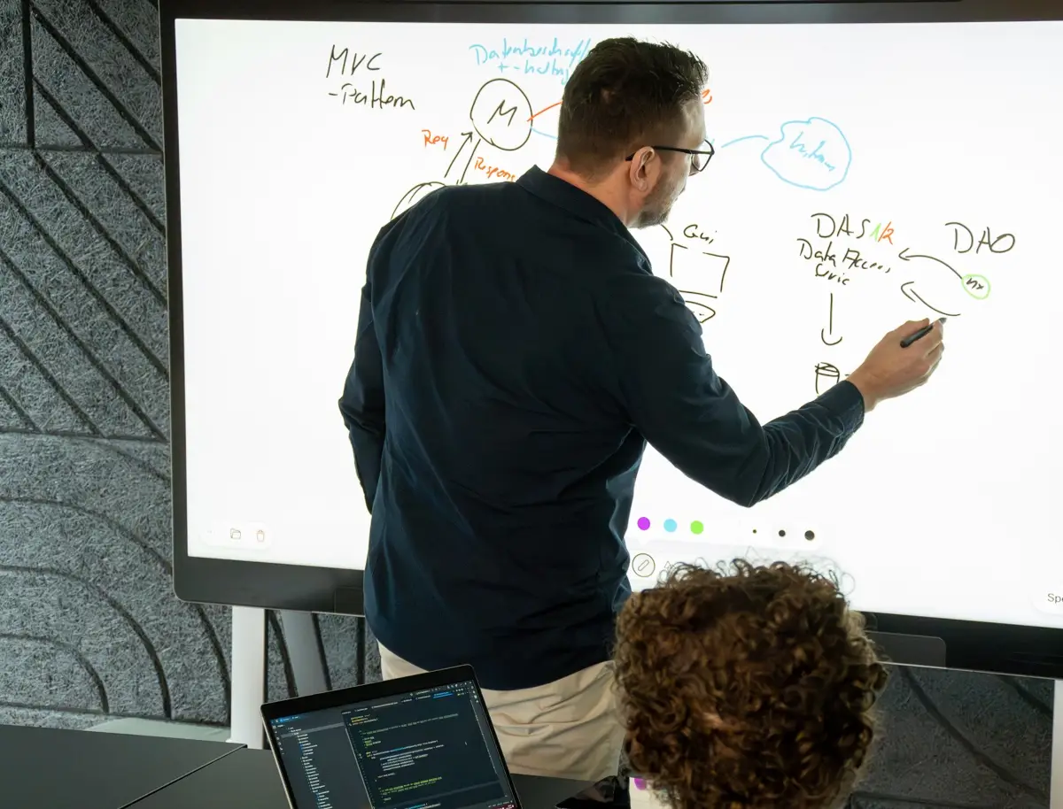 Heiko Schönemann skizziert das MVC-Pattern am Whiteboard